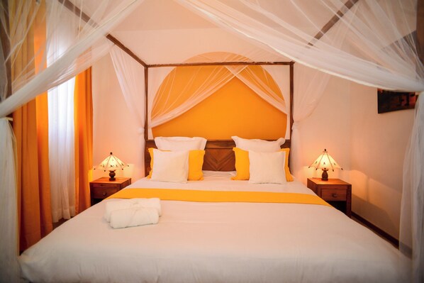 4 bedrooms, iron/ironing board, WiFi, bed sheets - Ampifitia: Fully equipped house&kitchen, rooftop&billard, bath & jacuzzi (Tananarive)