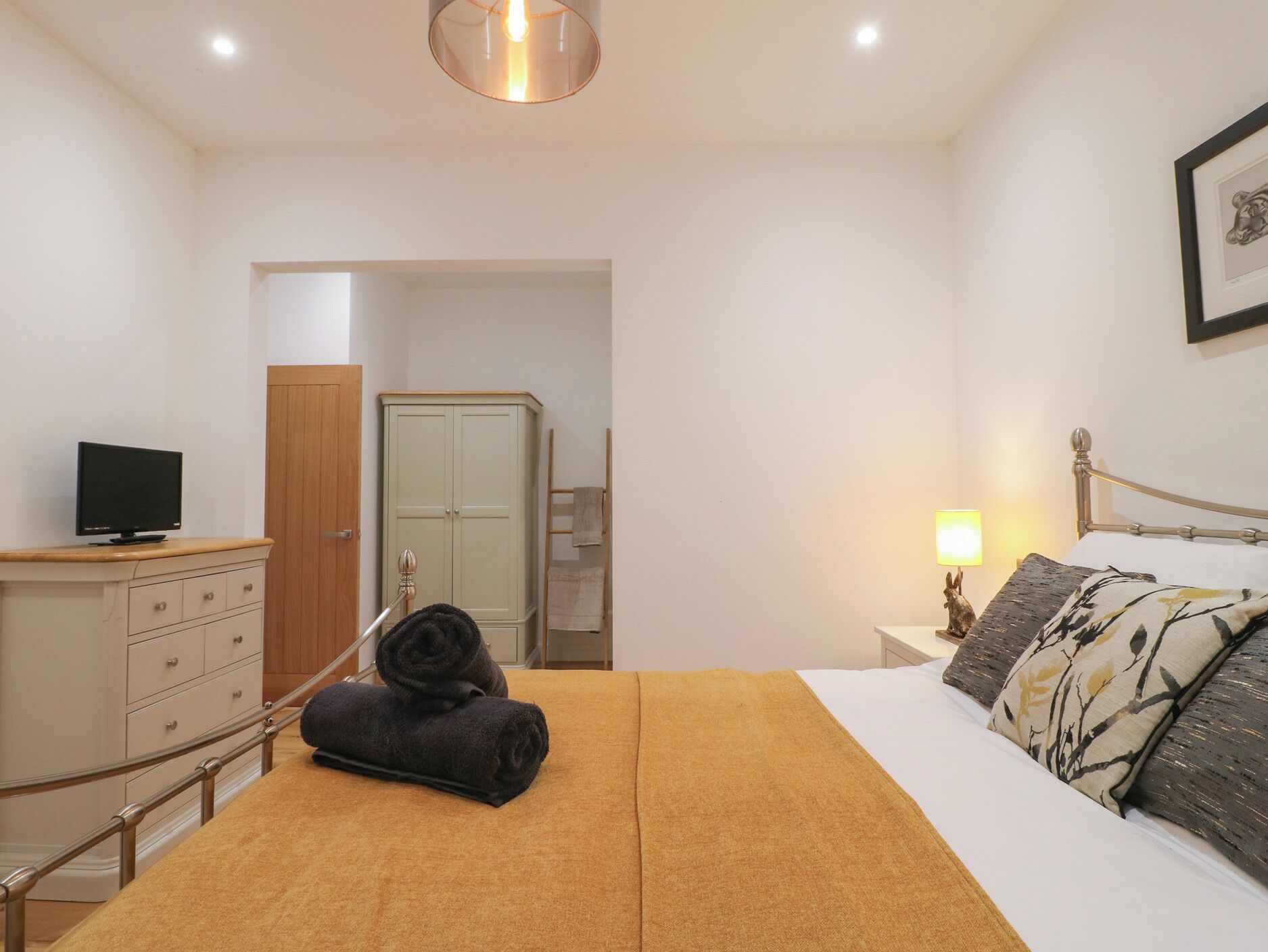 2 عدّة غرف نوم وبديكورات فريدة لكل غرفة وطراز فريد لكل وحدة