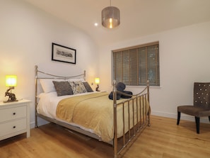 2 Schlafzimmer, individuell dekoriert, individuell eingerichtet