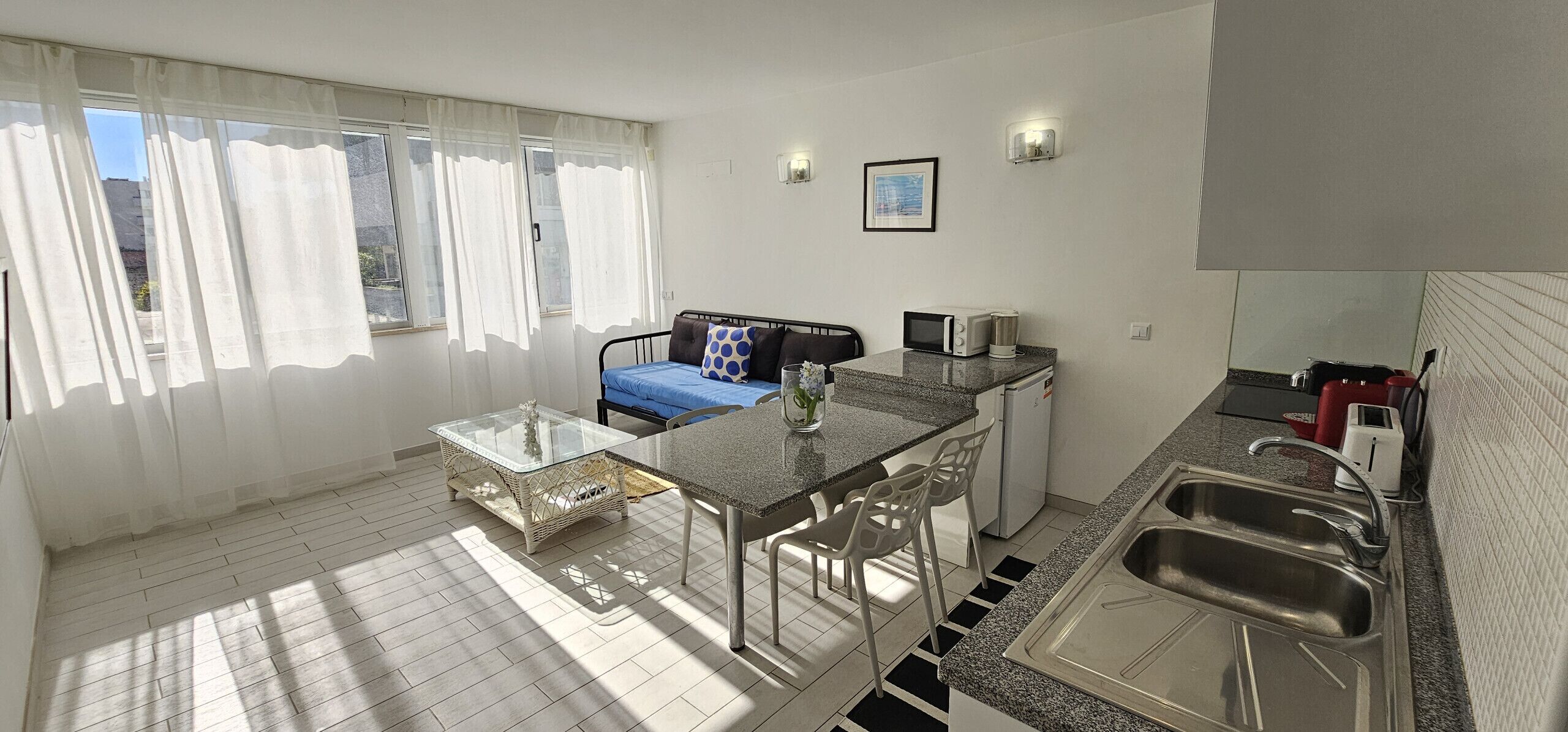 Geladeira, micro-ondas, cafeteira/chaleira, chaleira elétrica