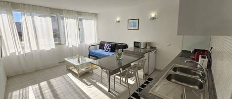 Kjøleskap, mikrobølgeovn, kaffetrakter/tekoker og vannkoker