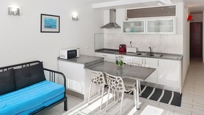 Fridge, microwave, coffee/tea maker, electric kettle - Vilamar Studio – Central Location Near Marina (Vilamoura)