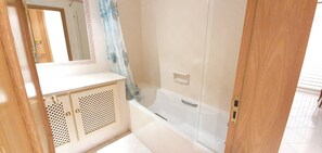Douche, bidet, serviettes fournies