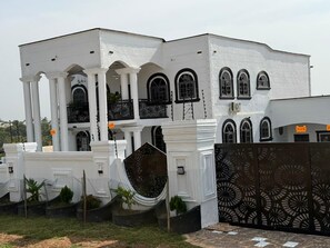 Exterior - Spacious 6-bedroom lodge in amazing Dumasua with AC and gym (Dumasua)