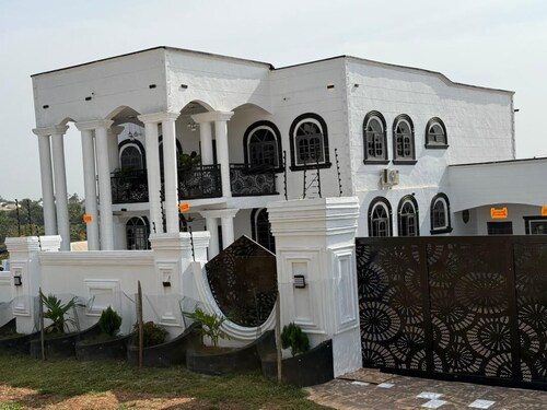 Spacious 6-bedroom lodge in amazing Dumasua with AC and gym