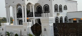 Spacious 6-bedroom lodge in amazing Dumasua with AC and gym