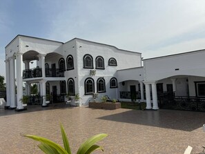 Exterior - Spacious 6-bedroom lodge in amazing Dumasua with AC and gym (Dumasua)