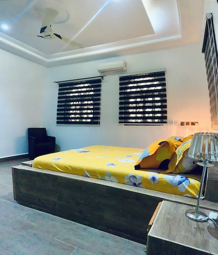 Spacious 6-bedroom lodge in amazing Dumasua with AC and gym