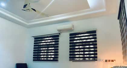 Spacious 6-bedroom lodge in amazing Dumasua with AC and gym
