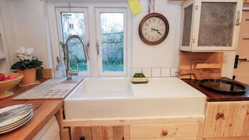 Dishwasher, cookware/dishes/utensils