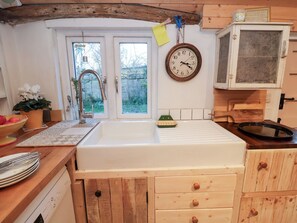 Dishwasher, cookware/dishes/utensils - The Hare and Bumblebee Cottage (Diss)