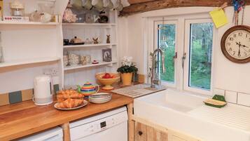 Fridge, microwave, dishwasher, cookware/dishes/utensils