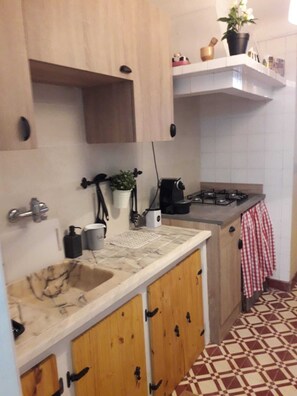 Refrigerador, microondas, placa de cocina, cafetera/tetera