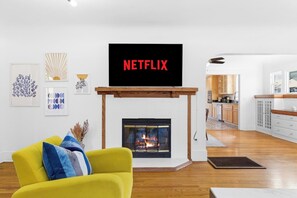 Tv, eldstad och kontor