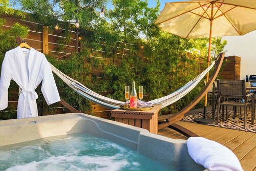 Spanish Casita w./ Hot Tub, Fire Pit, Private Yard
