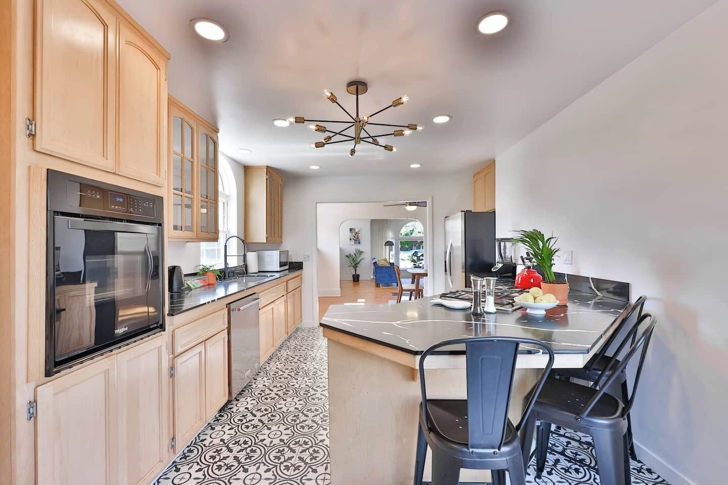 冷蔵庫、電子レンジ、オーブン、コンロ