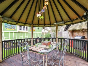 Outdoor dining - The Gypsy Caravan (Marlborough)