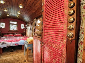 1 bedroom, individually decorated, individually furnished - The Gypsy Caravan (Marlborough)