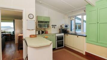 Dishwasher, cookware/dishes/utensils