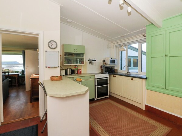 Dishwasher, cookware/dishes/utensils - Bryncyn (Newport)