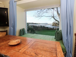 3 bedrooms, individually decorated, individually furnished, free WiFi - Bryncyn (Newport)