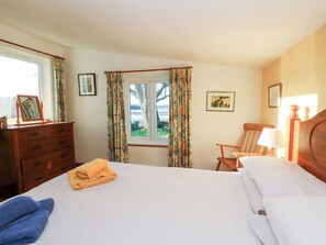 3 bedrooms, individually decorated, individually furnished, free WiFi - Bryncyn (Newport)