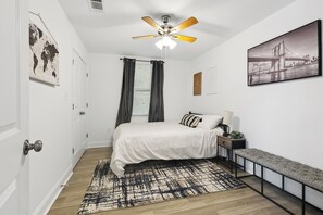 3 habitaciones, tabla de planchar con plancha, wifi y ropa de cama