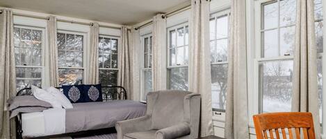 5 habitaciones, escritorio, tabla de planchar con plancha y wifi