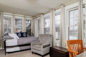 5 bedrooms, desk, iron/ironing board, WiFi - Brick River Escape 1909 Historic Home (Kaukauna)