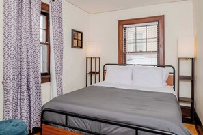 5 slaapkamers, een bureau, een strijkplank/strijkijzer, wifi