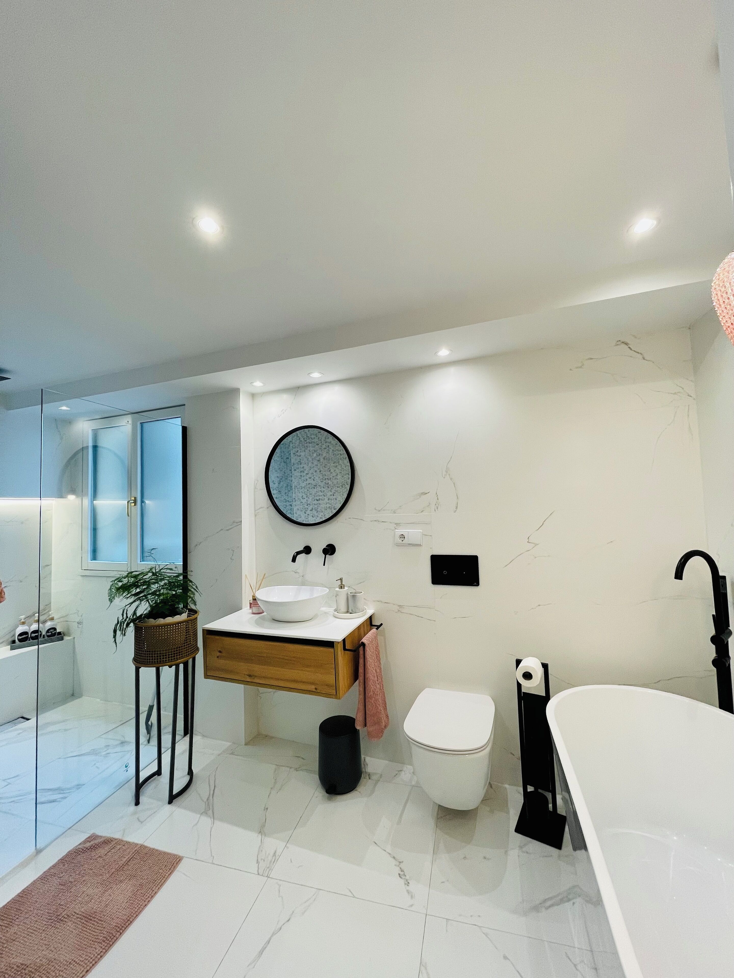 Secadora de cabello, toallas, jabón, shampoo 