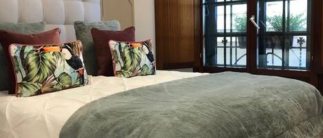 2 dormitorios, tabla de planchar con plancha, cuna de viaje