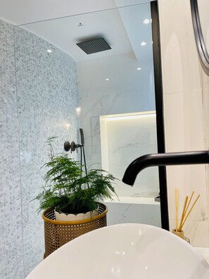 Hair dryer, towels, soap, shampoo - Sol Apartment (Oviedo)