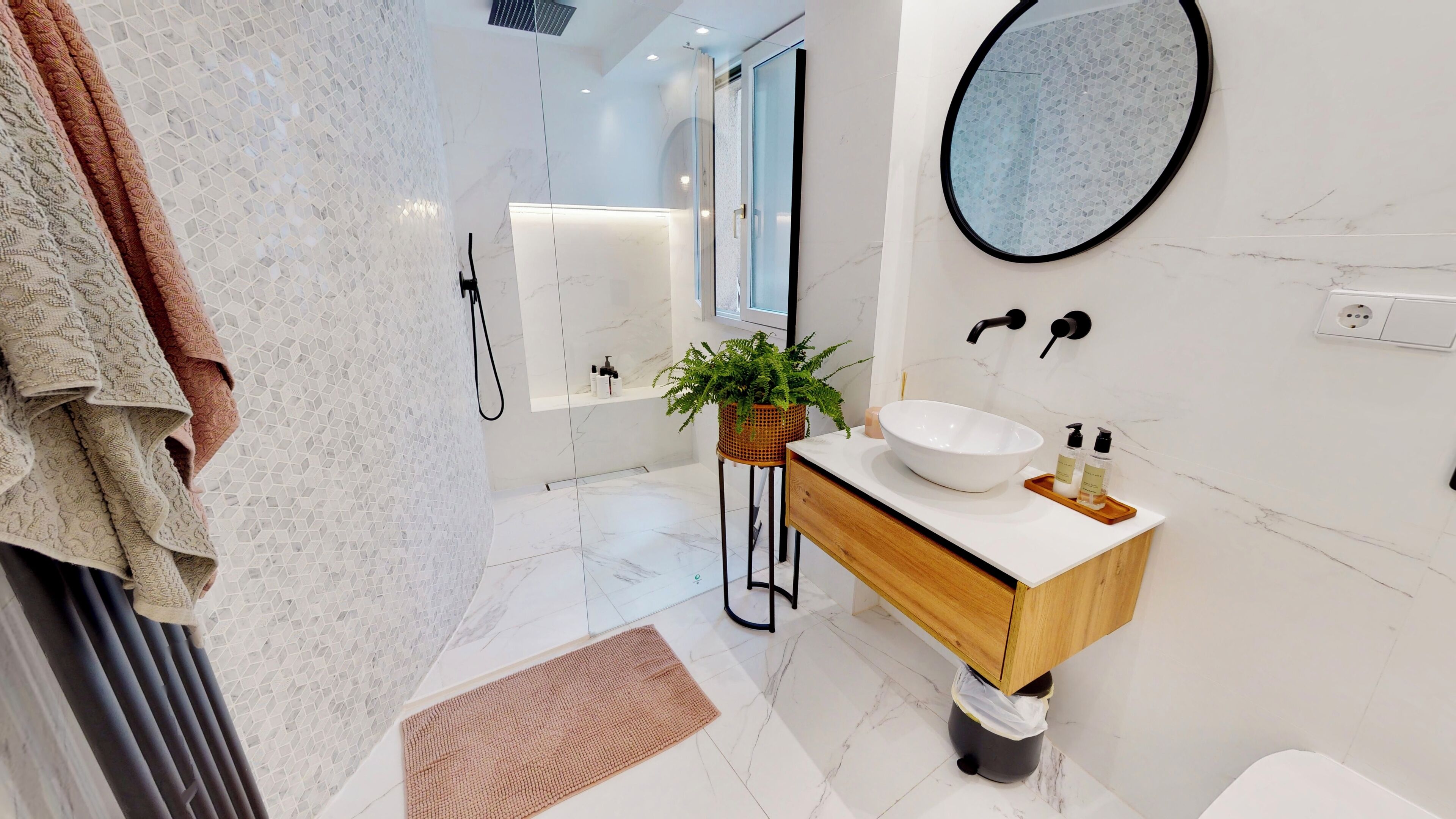 Secadora de cabello, toallas, jabón, shampoo 