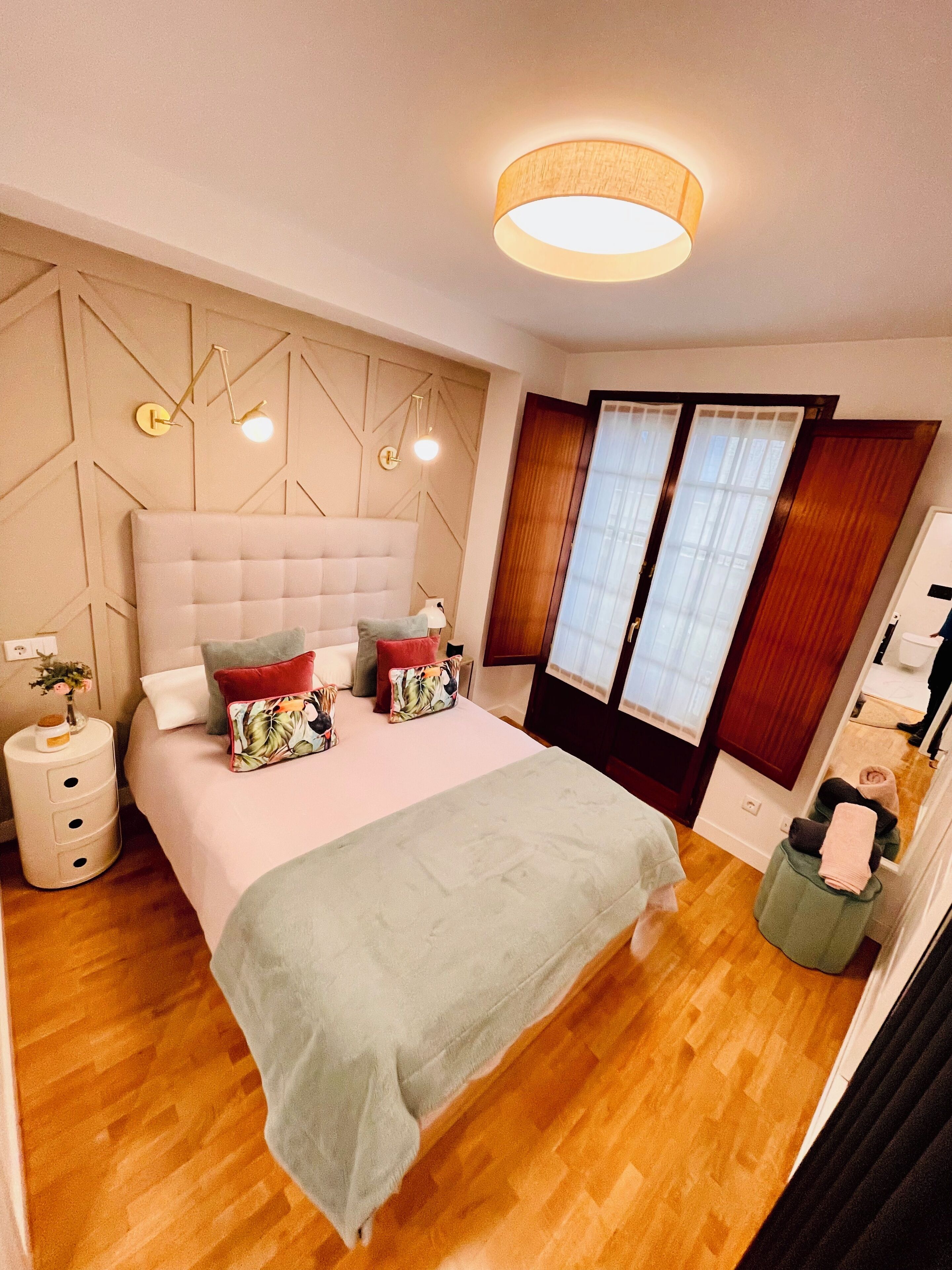 2 habitaciones, tabla de planchar con plancha y cuna de viaje 