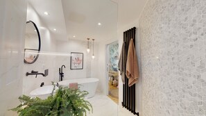 Hair dryer, towels, soap, shampoo - Sol Apartment (Oviedo)