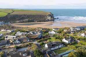 Beach nearby - Ocean View, Mawgan Porth - Sea Views - Hot Tub - Free Parking & WiFi (Mawgan Porth)