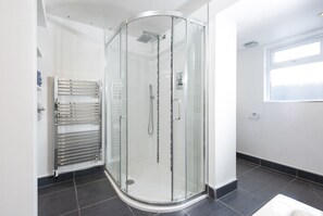 Een douche, een haardroger, handdoeken