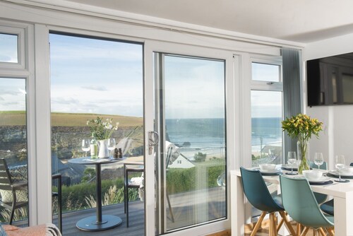 Ocean View, Mawgan Porth - Sea Views - Hot Tub - Free Parking & WiFi