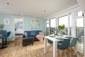 Interior - Ocean View, Mawgan Porth - Sea Views - Hot Tub - Free Parking & WiFi (Mawgan Porth)
