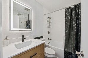 Haartrockner, Handtücher, Seife, Toilettenpapier