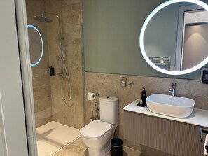 Dusche, Haartrockner, Bidet, Handtücher