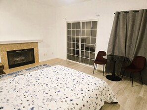 1 bedroom, iron/ironing board, free WiFi, bed sheets - Coastal Studio in Huntington Beach (Huntington Beach)