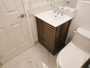 Hair dryer, towels, soap, shampoo - Coastal Studio in Huntington Beach (Huntington Beach)