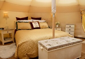 1 bedroom, internet, bed sheets - Apple Blossom, dog friendly yurt located in Alkborough, Lincolnshire (Walcot)