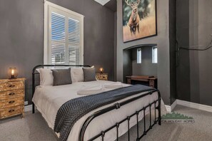 3 bedrooms, iron/ironing board, travel cot, WiFi - Central Charm - the best of Echuca living! (Echuca)