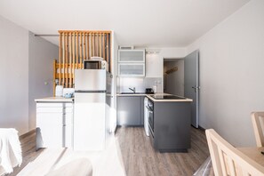 Réfrigérateur, micro-ondes, four, lave-vaisselle