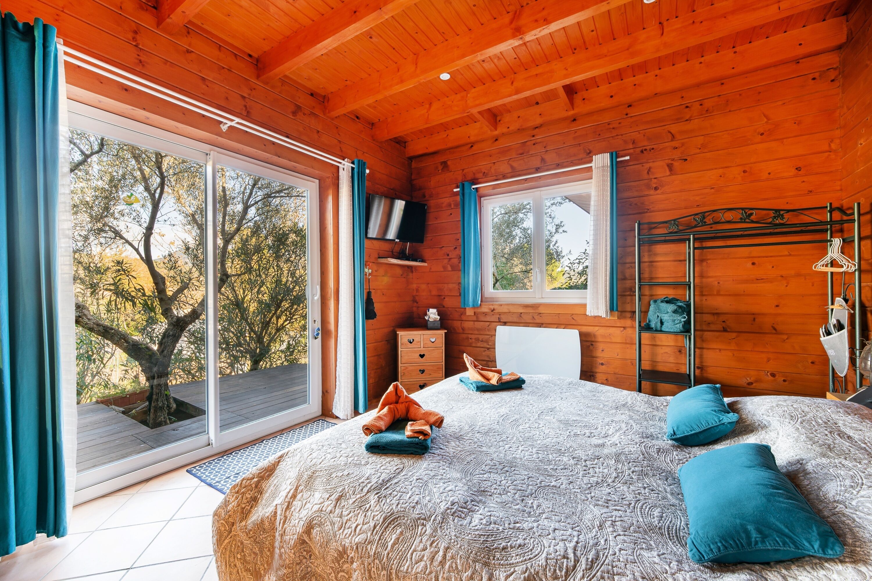 Fer et planche à repasser, Wi-Fi gratuit, draps fournis