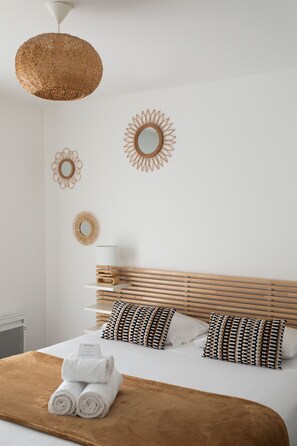 Tabla de planchar con plancha, wifi gratis y ropa de cama 