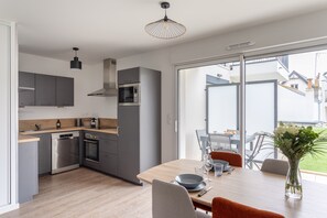 Fridge, microwave, oven, dishwasher - Douce Escale - Avec terrasse, proche gare de St Malo (Saint-Malo)
